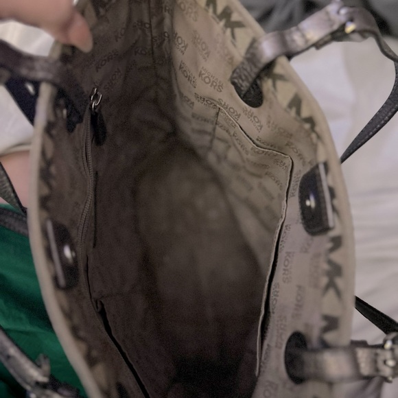 Michael Kors Jet Set Monogrammed Medium Tote. - Picture 3 of 3